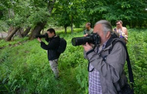 Dva fotografa fotografišu u prirodi.