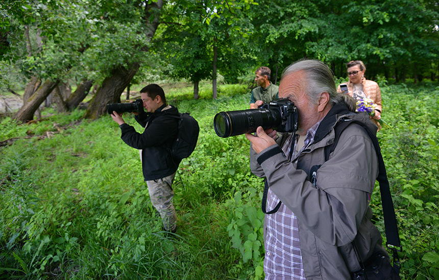 Dva fotografa fotografišu u prirodi.