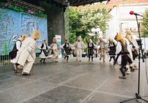 Folklorni ansambl igra kolo