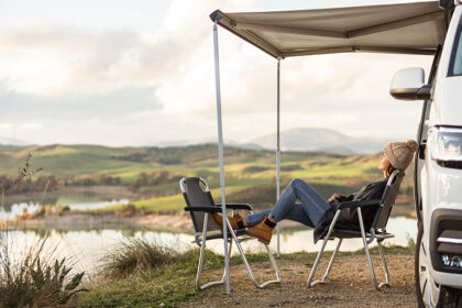 kampovanje-devojka-pogled-na-vodu