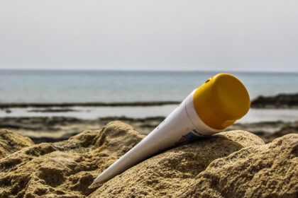 Krema za sunčanje u pesku