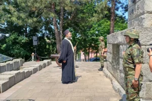 Sveštenik služi parastos