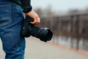 Mušakarac drži foto-aparat u ruci