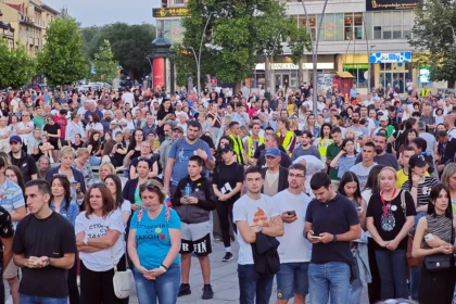 Građani na protestu Vostani Serbije u Čačku