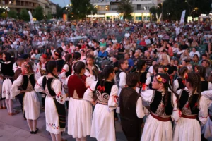 Folkloraši na Etnofestu i publika