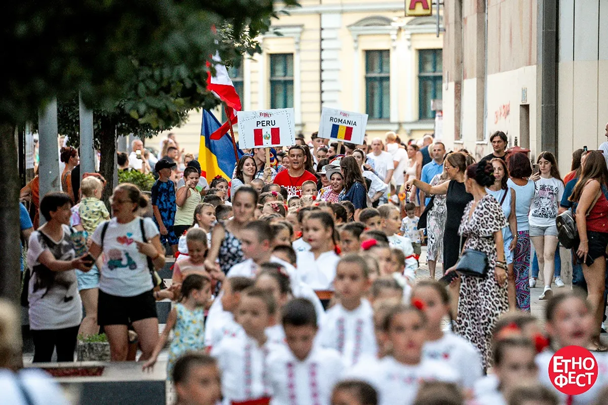 Defile učesnika Etnofesta u Čačku