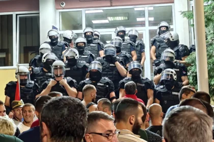 Interventna jedinica policije ispred Policijske uprave Užice