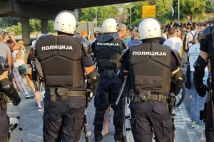 Interventna policija u opremi za razbijanje demonstracija