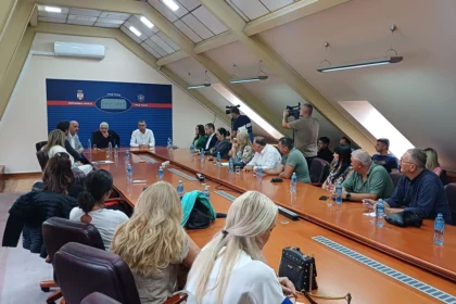 Ministar Boris Bratina na sastanku sa medijima u Čačku