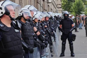 Policija u opremi za razbijanje demonstracija