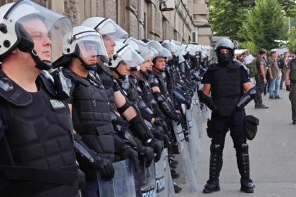Policija u opremi za razbijanje demonstracija