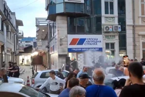 Iz prostorija SNS u Kraljevu polivaju građane vodom