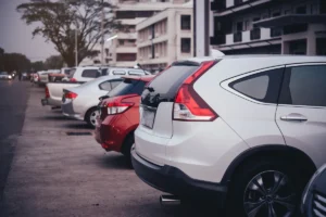 Automobili na parkingu