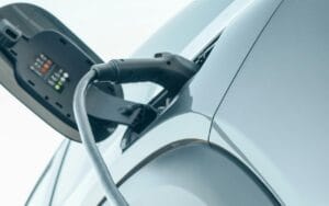 Sivi električni automobil se puni na otvorenom