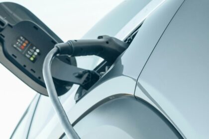 Sivi električni automobil se puni na otvorenom