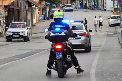 Saobraćajna policija na motoru i u kolima