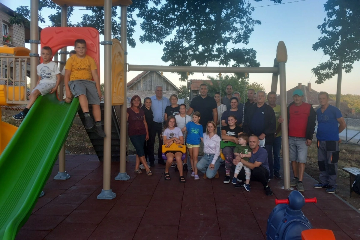 Dečije igralište u Vujetincima