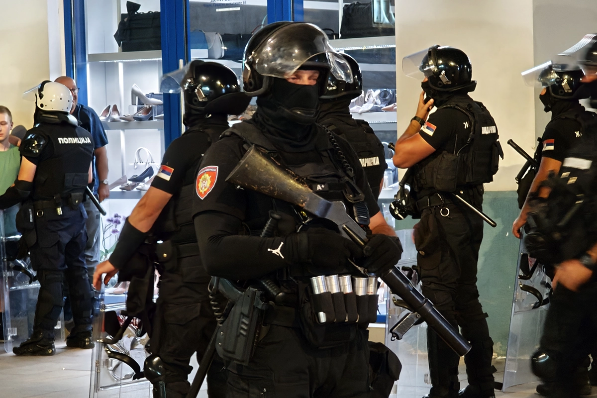 Žandarm u Čačku sa puškom za suzavac