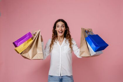 Žena sa kesama u ruci