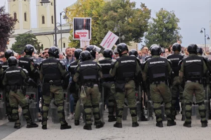 Kordon Žandarmerije na protestu u Čačku