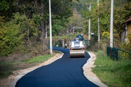 Asfaltiranje puta u Prislonici