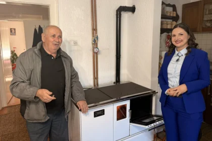 Marjana Petronijević u poseti porodicama koje su dobile kotlove na pelet