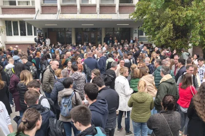 Protest ispred Srednje mašinske škole u Novom Sadu