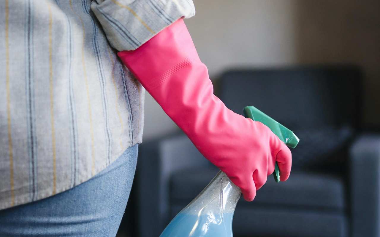 Žena drži sprej u ruci