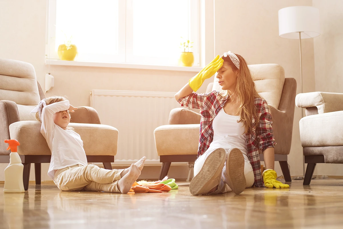 Mama i sin odmaraju nakon čišćenja stana