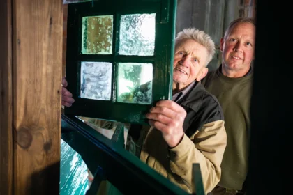 Hajnrih Beneke ima 98 godina i još radi sa sinom kao stolar. Ne namerava da stane ni posle 84 godine staža - sve više ljudi u Nemačkoj ostaje u poslu i po sticanju mogućnosti da se penzioniše.