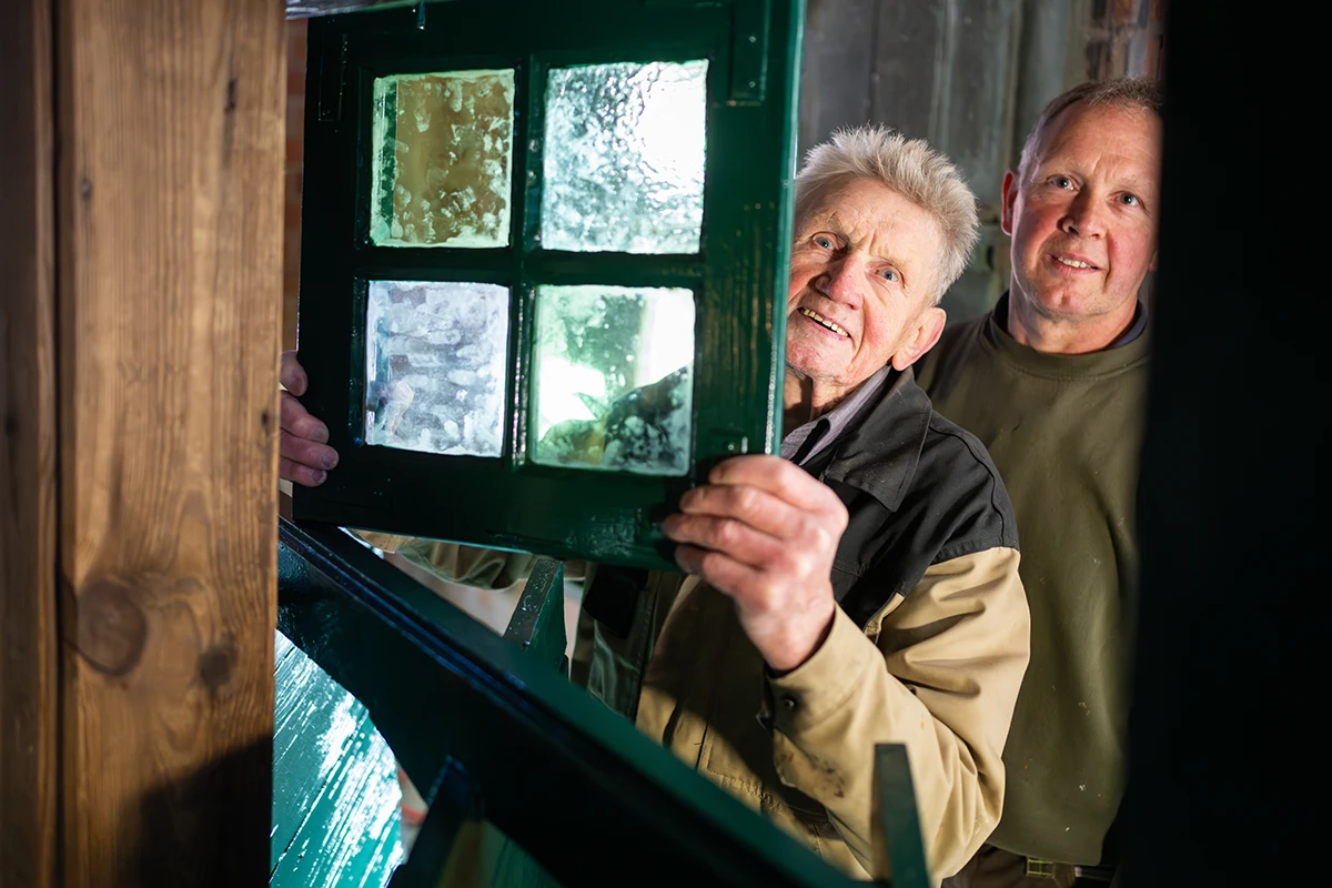 Hajnrih Beneke ima 98 godina i još radi sa sinom kao stolar. Ne namerava da stane ni posle 84 godine staža - sve više ljudi u Nemačkoj ostaje u poslu i po sticanju mogućnosti da se penzioniše.