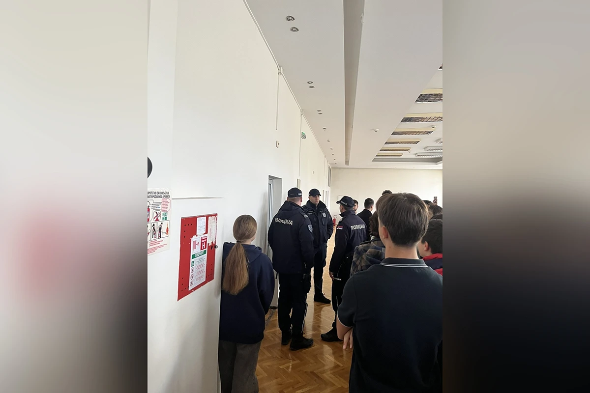 Policija u Mašinskoj školi u Novom Sadu