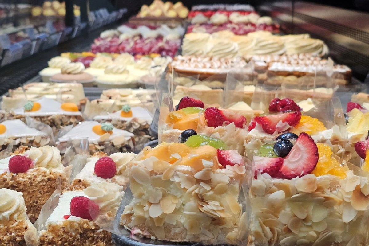 Torte i kolači u vitrini