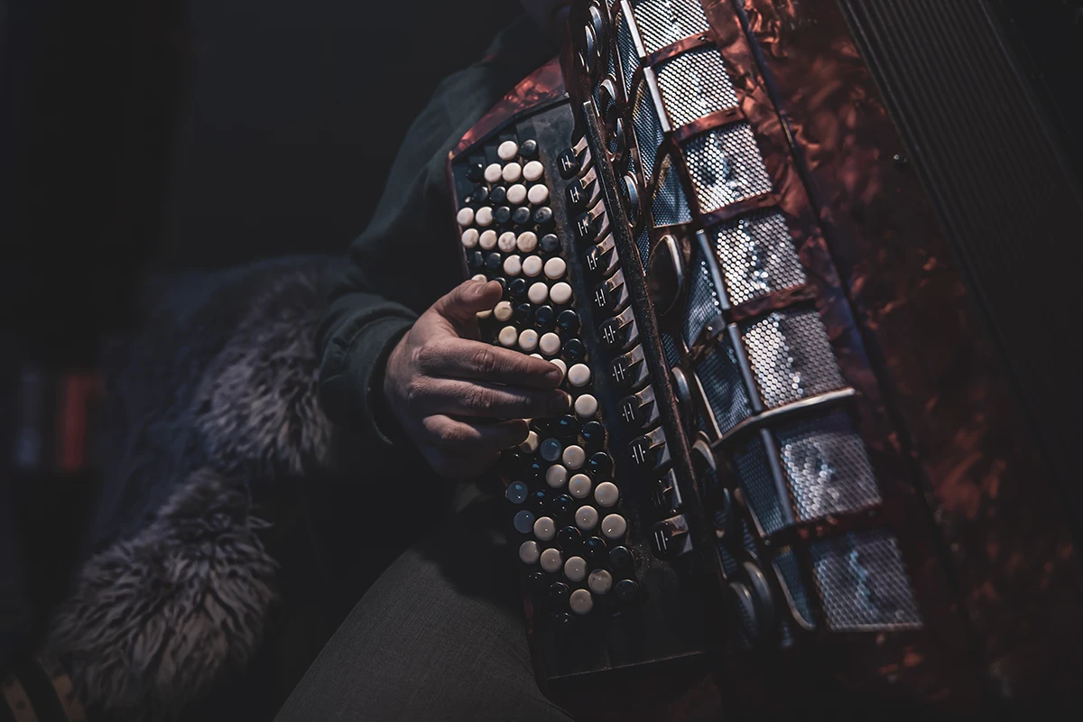 Čovek svira harmoniku