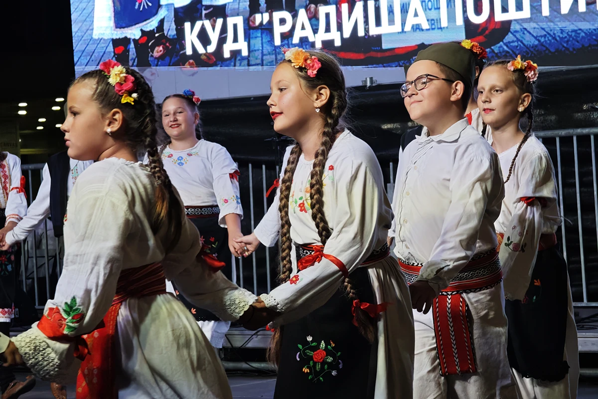 Deca igraju kolo na Etnofestu u Čačku