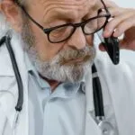 Doktor priča na telefon