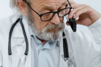 Doktor priča na telefon