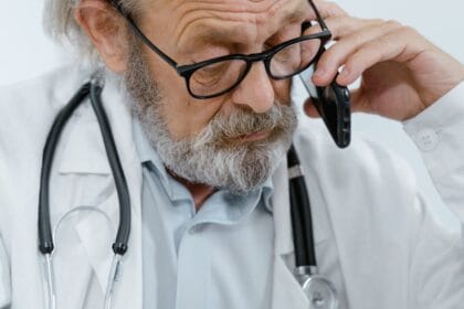 Doktor priča na telefon