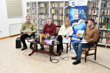 Promocija romana „Lovac u pupoljcima“ Dragana Vojvodića u Gradskoj biblioteci u Čačku