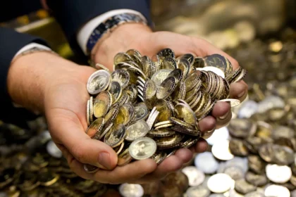 Šake pune kovanica evra