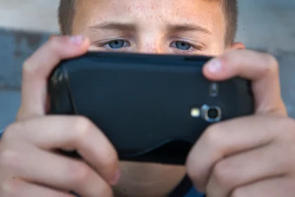 Dečak drži mobilni telefon