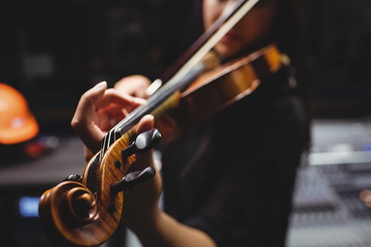 Devojka svira violinu