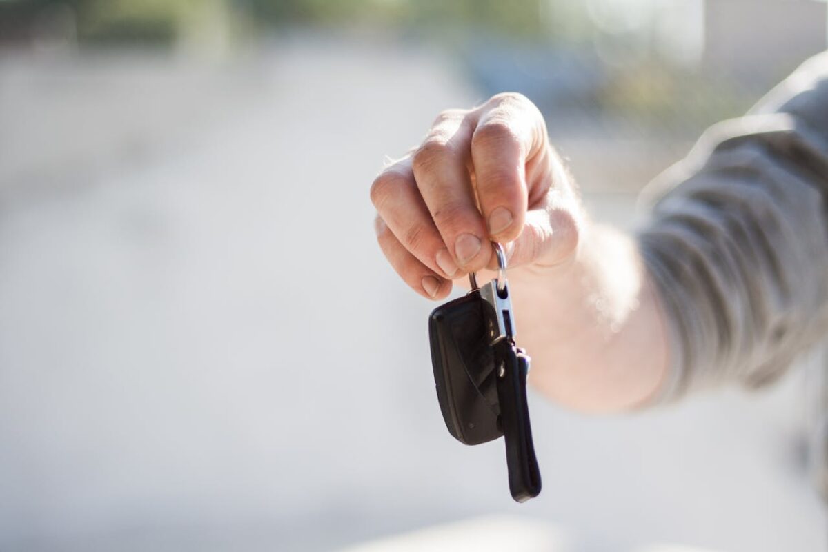 Osoba drži ključeve od automobila