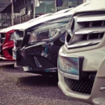 Pogled na red parkiranih automobila