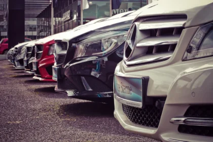 Pogled na red parkiranih automobila