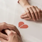 Krupni plan ruku sa slomljenim srcem