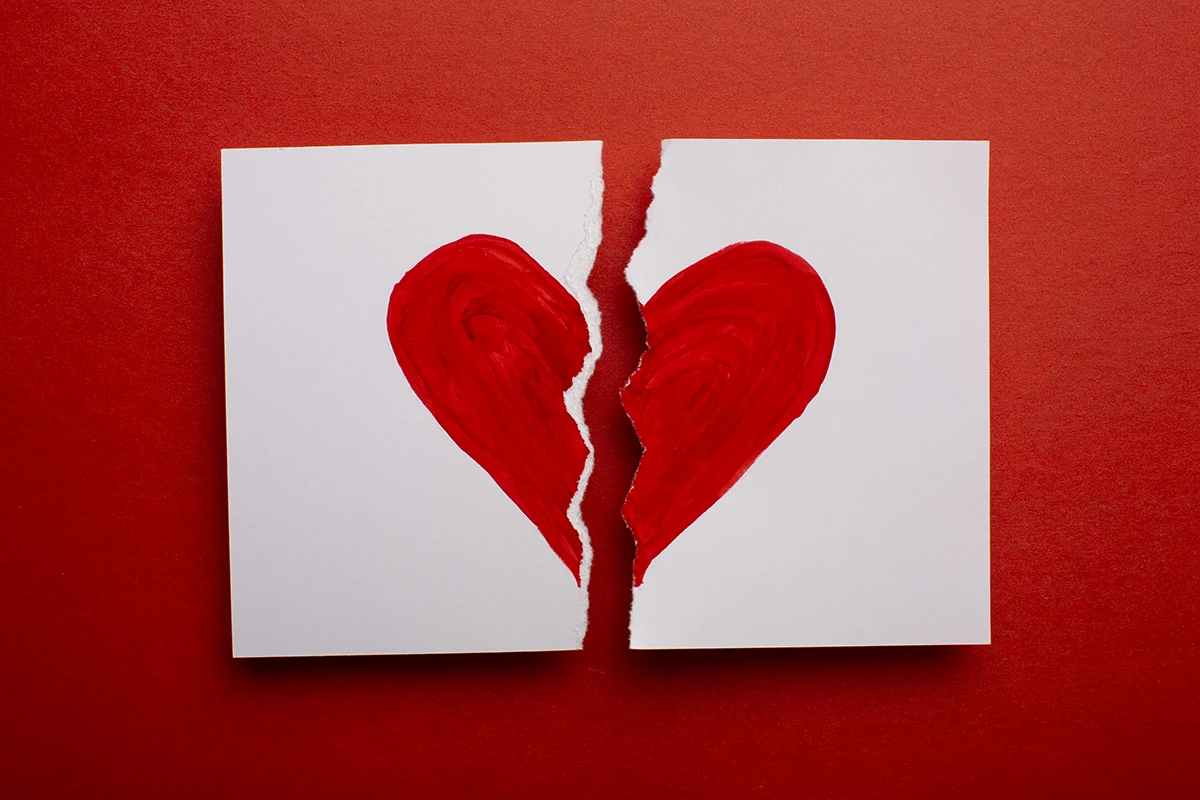 Pocepano srce na papiru