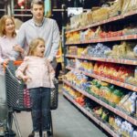 Majka, otac i kćerka u kupovini u supermarketu