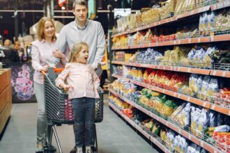 Majka, otac i kćerka u kupovini u supermarketu