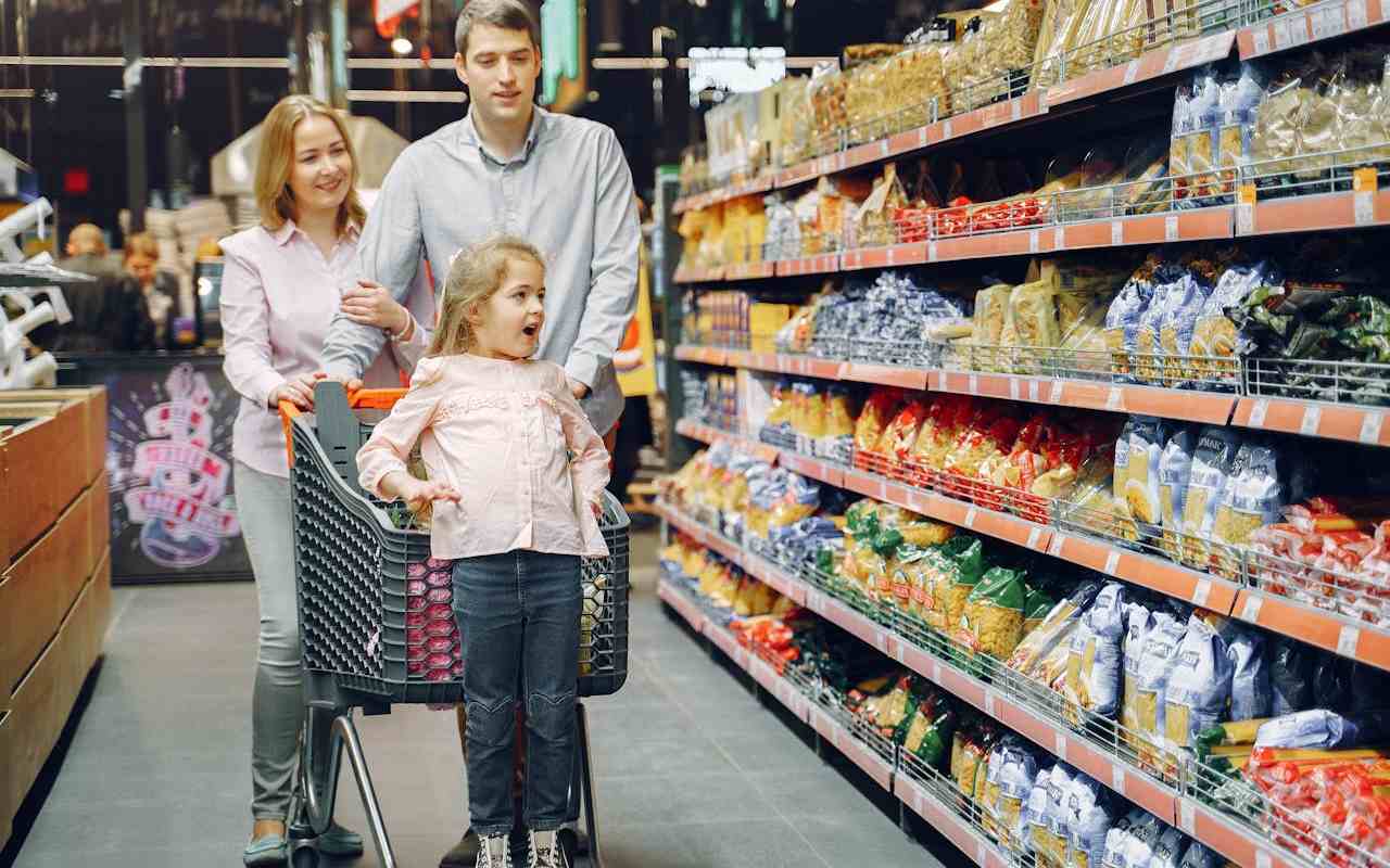 Majka, otac i kćerka u kupovini u supermarketu